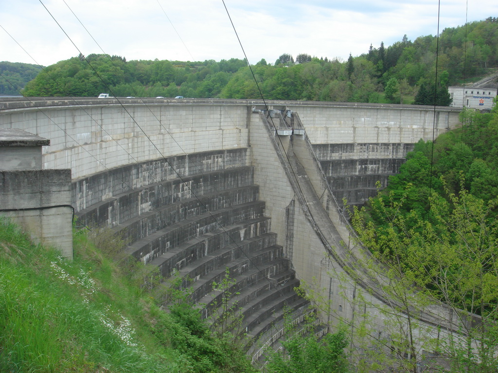 Та самая плотина которая залила долину вокруг замка водой