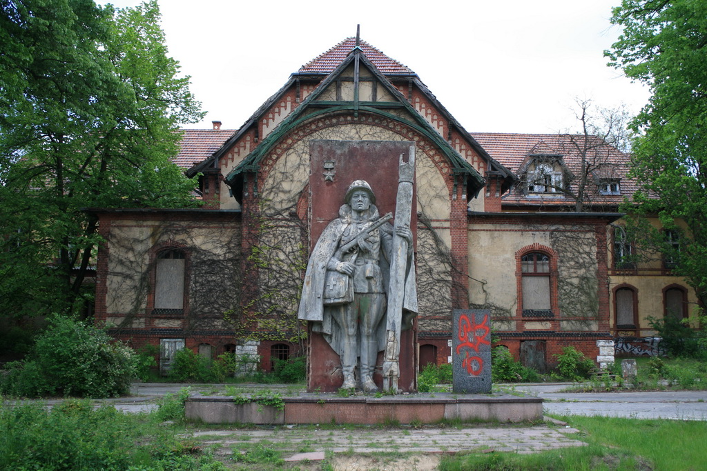 Памятник совестким солдатам перед главным зданием санатория
