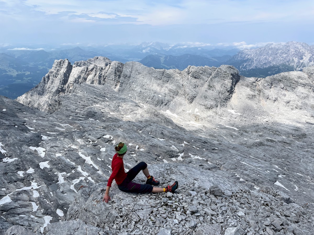I’m at the summit. The plateau with patches of snow is visible.