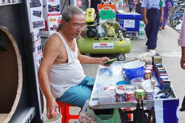 Seller of the betel leaves