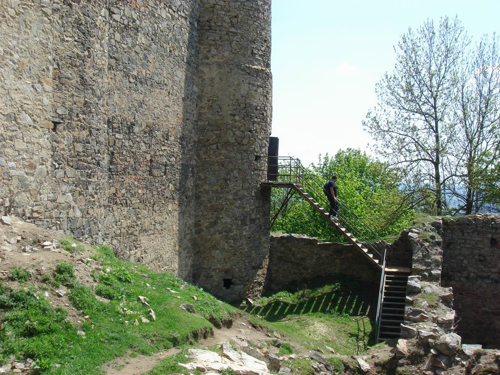 лесенка в башню, ту самую неправильной формы