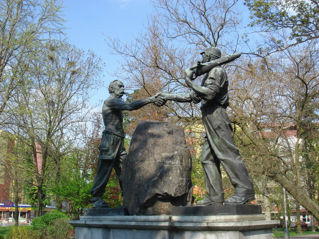Памятник. Очень похож на советский.