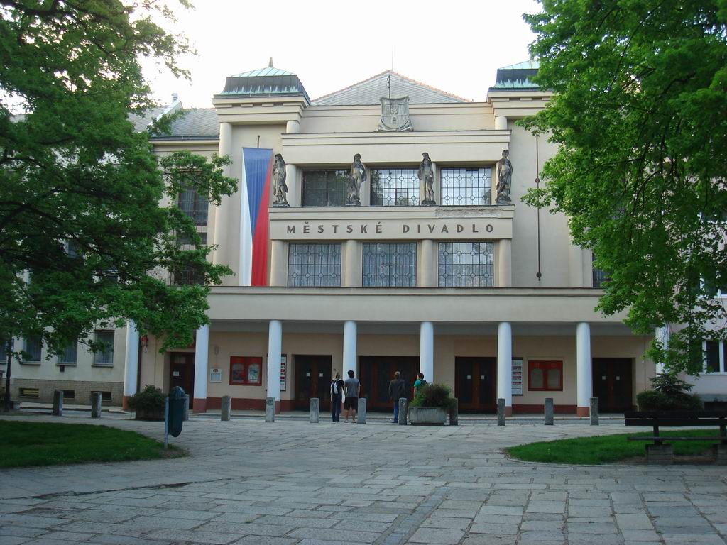 Ясна річ — міський театр.