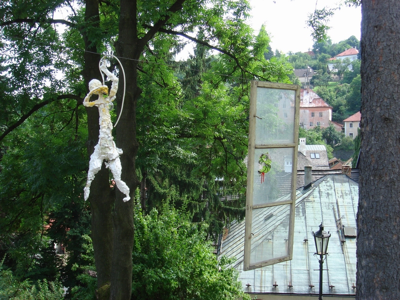 Ось такий креатив біля старого замку.