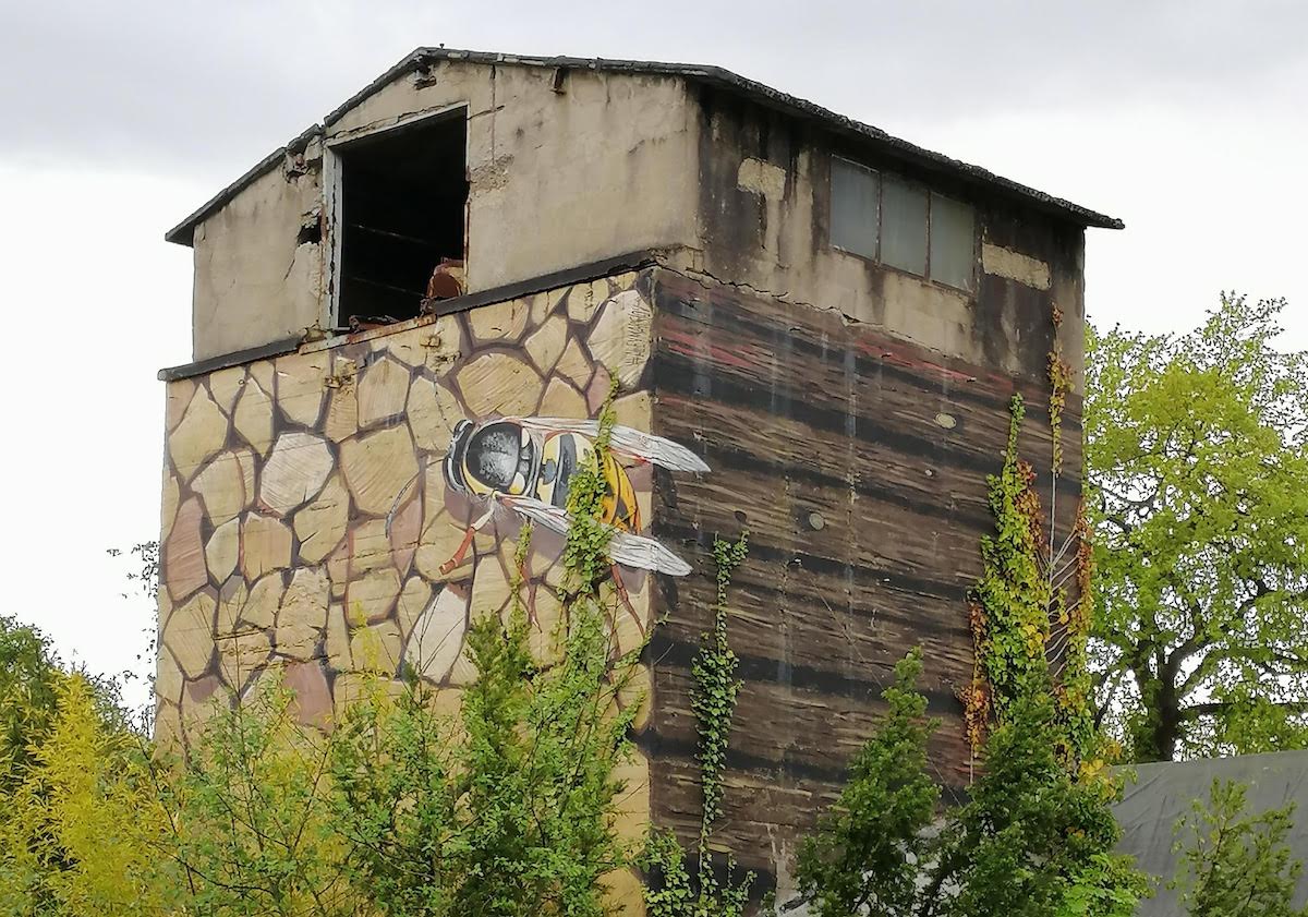 Графіті. Бджола здавалася об’ємною.