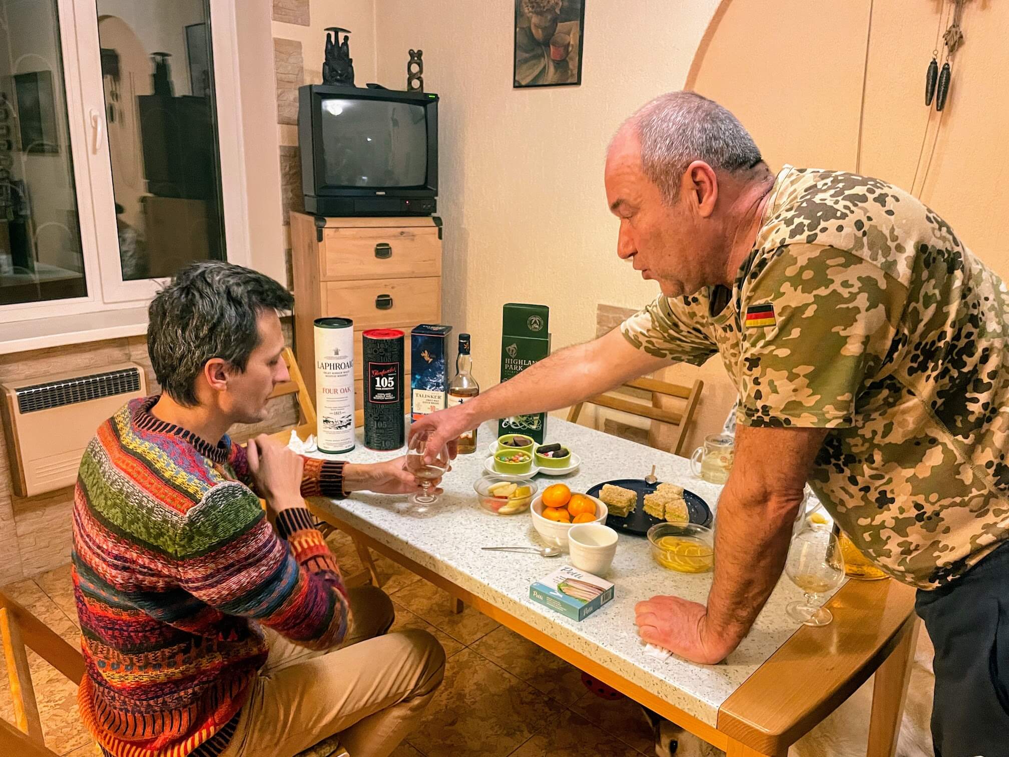Ворзель. Тато влаштовує дегустацію віскі.