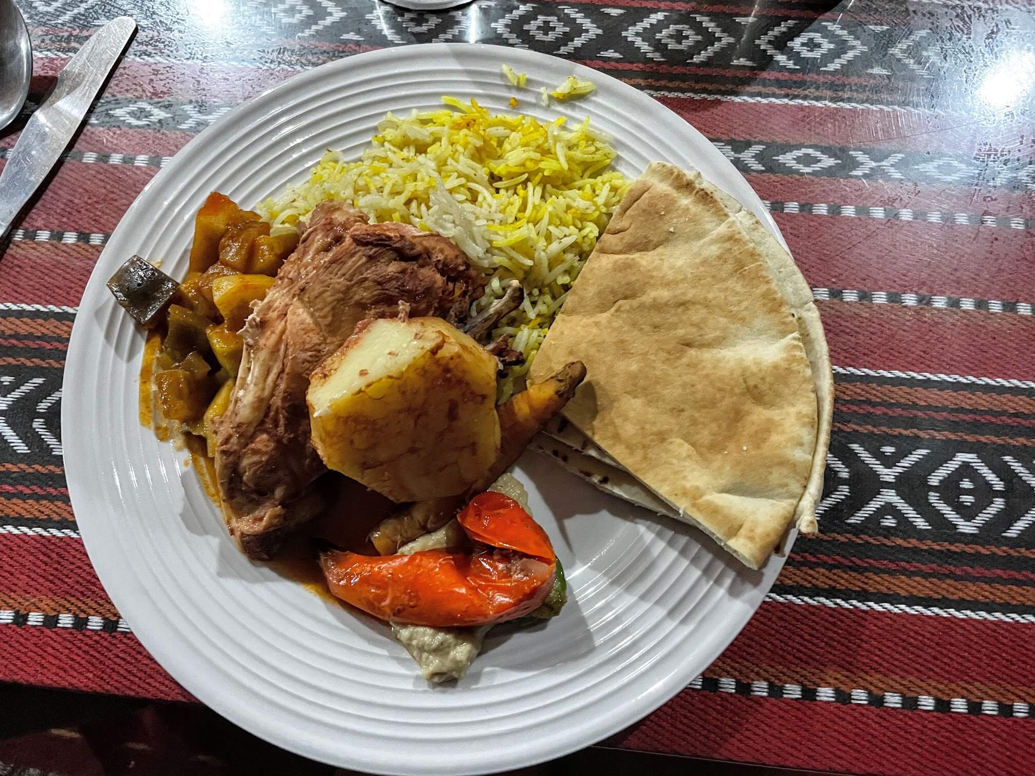 Королевский ужин в пустыне - курица, овощи, лепешка и рис