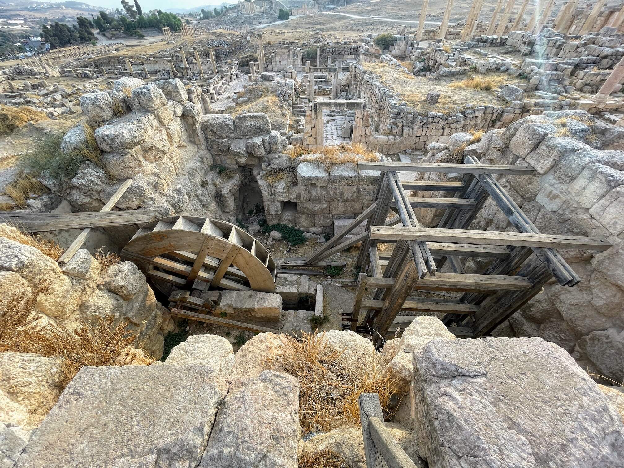 A stone-cutting saw used water power