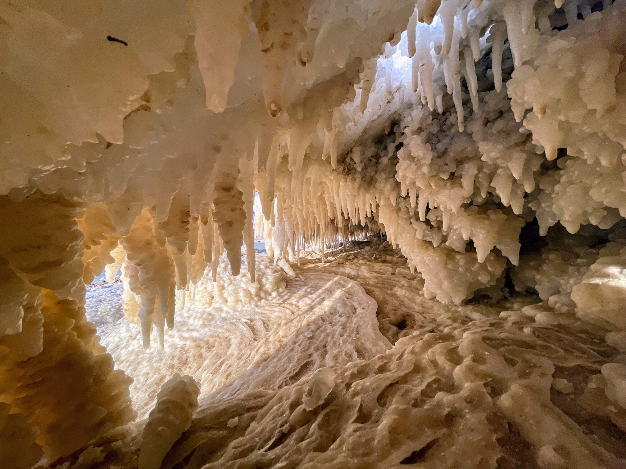 Volchiy came up with the idea of photographing the salt mountain from the inside, and it turned out very beautiful