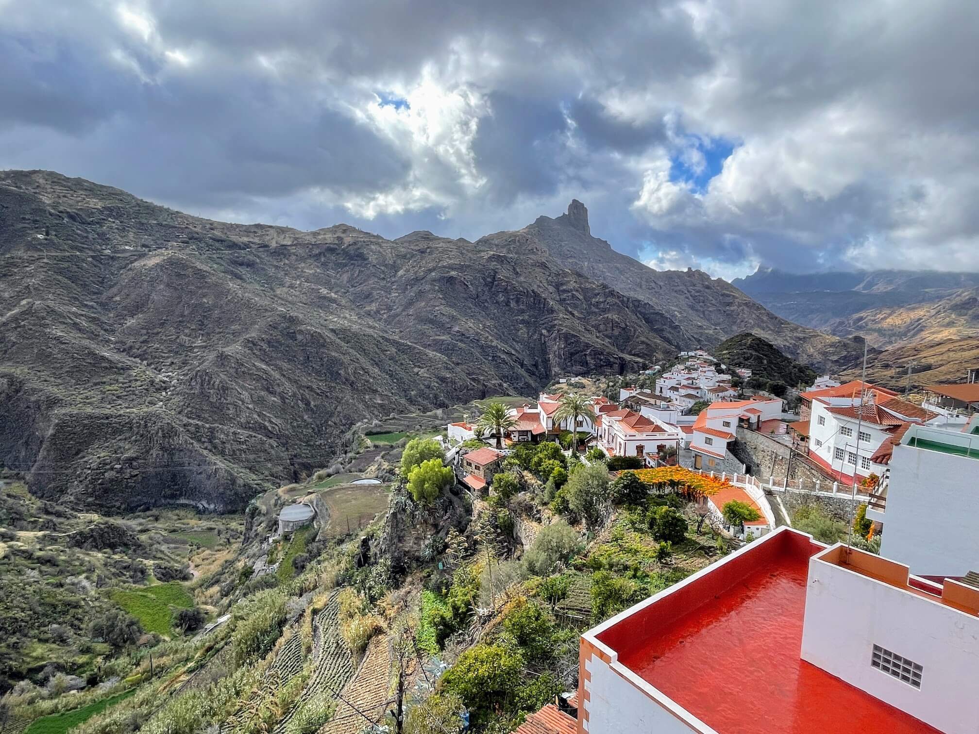 Вид на долину и снова камни Roque Nublo маячат на горизонте