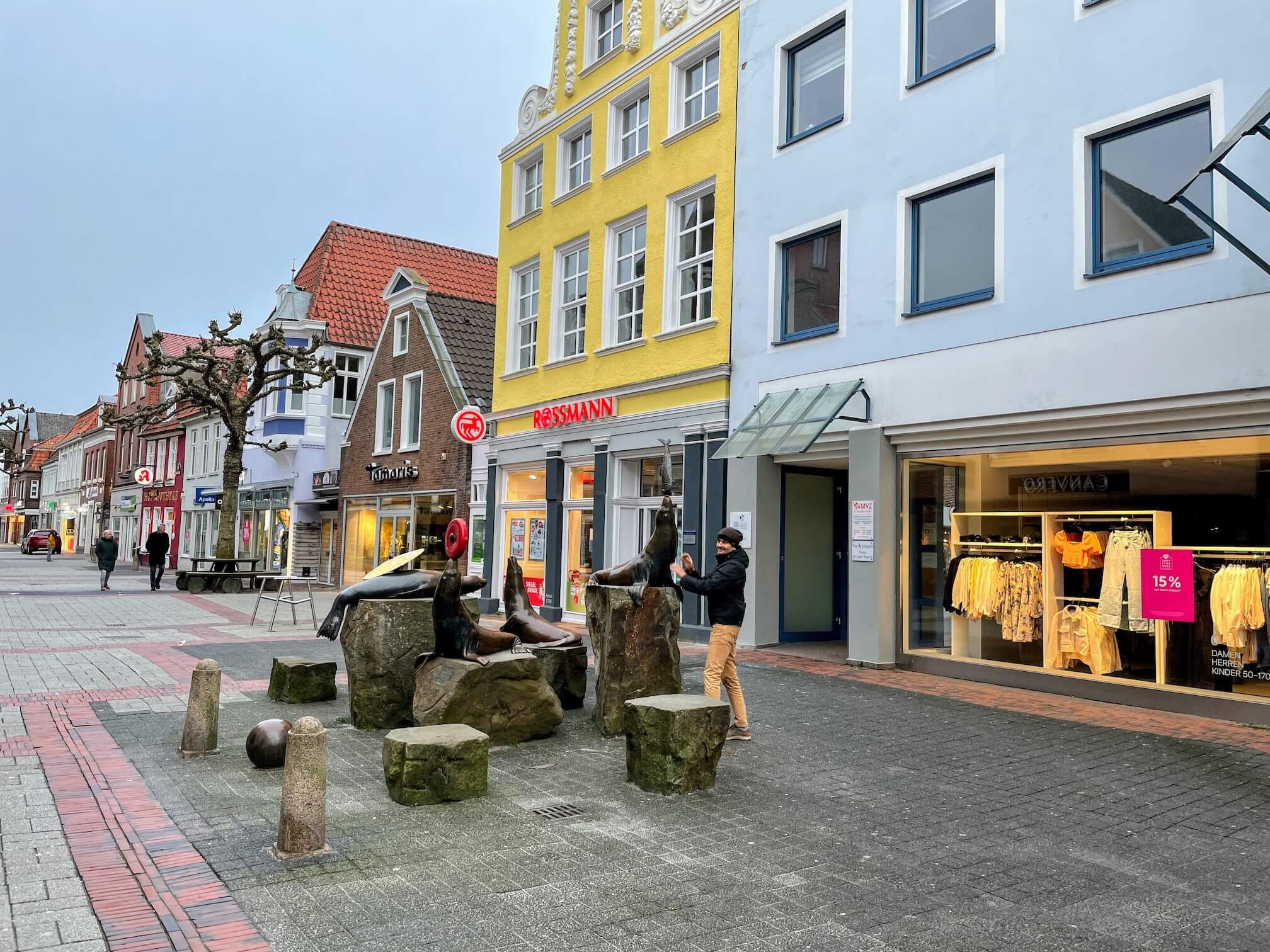 One of the central pedestrian streets. Monument to the seals.