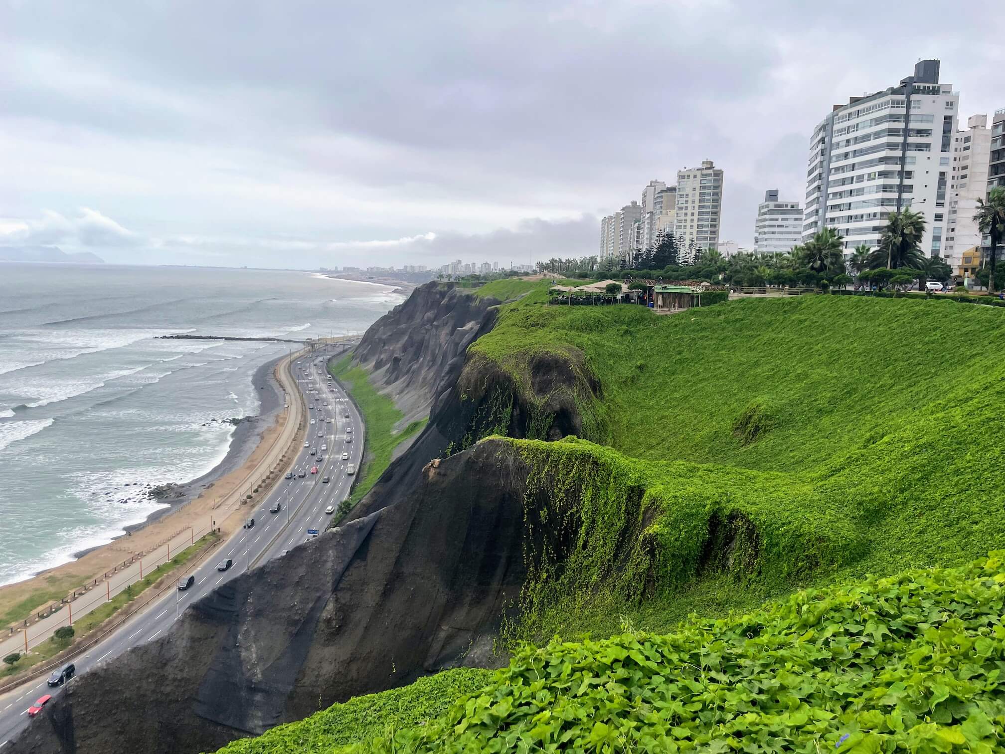 Green hills and high-rise buildings in Miraflores