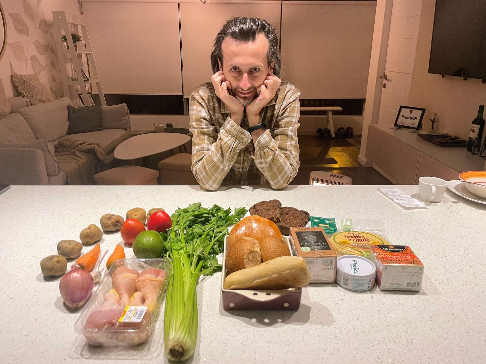 Сержик с продуктами :) Мне так радостно было, разложила всё для «натюрморта»
