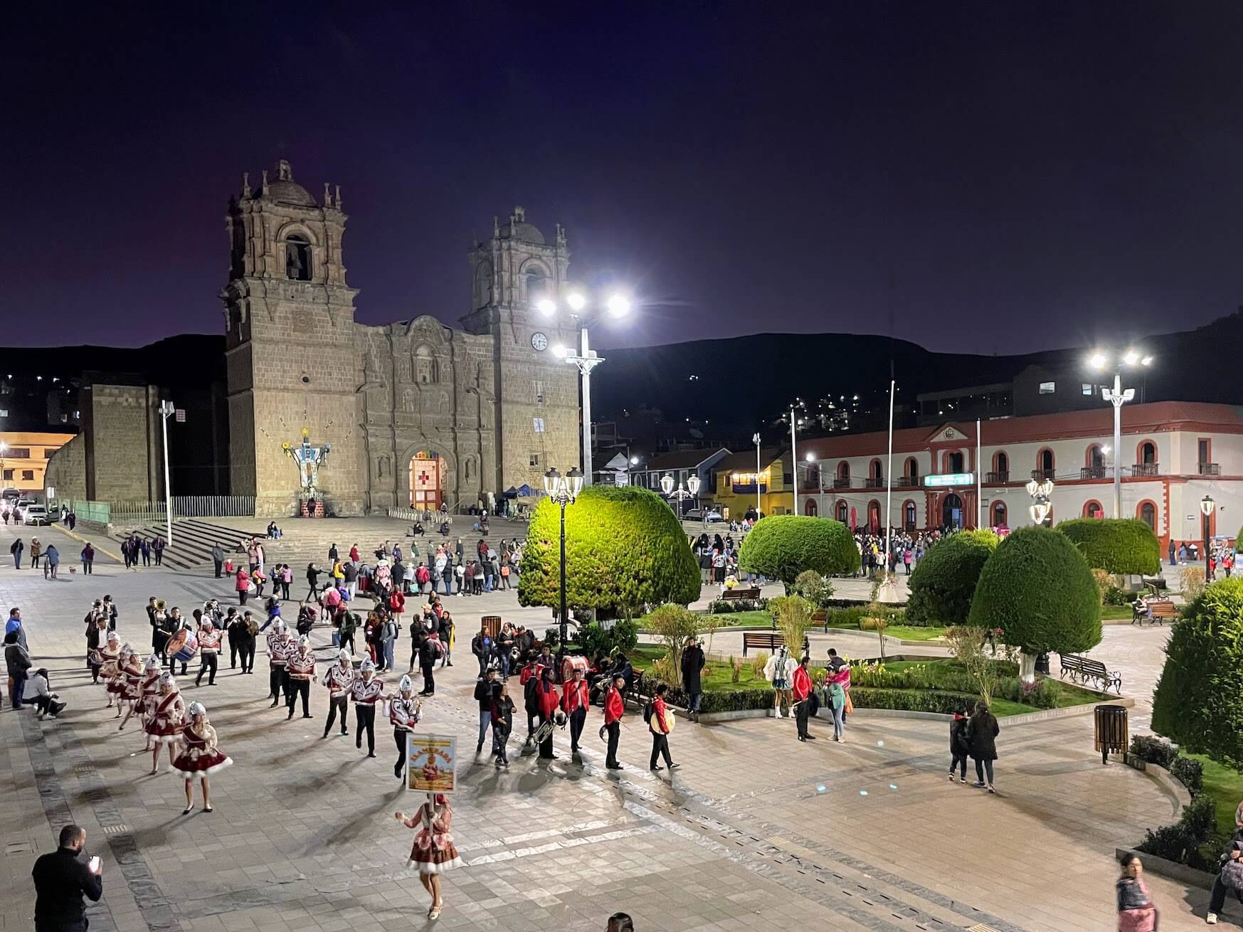 In the evening, there was a celebration in the square, and many elegantly dressed people were dancing and playing musical instruments.