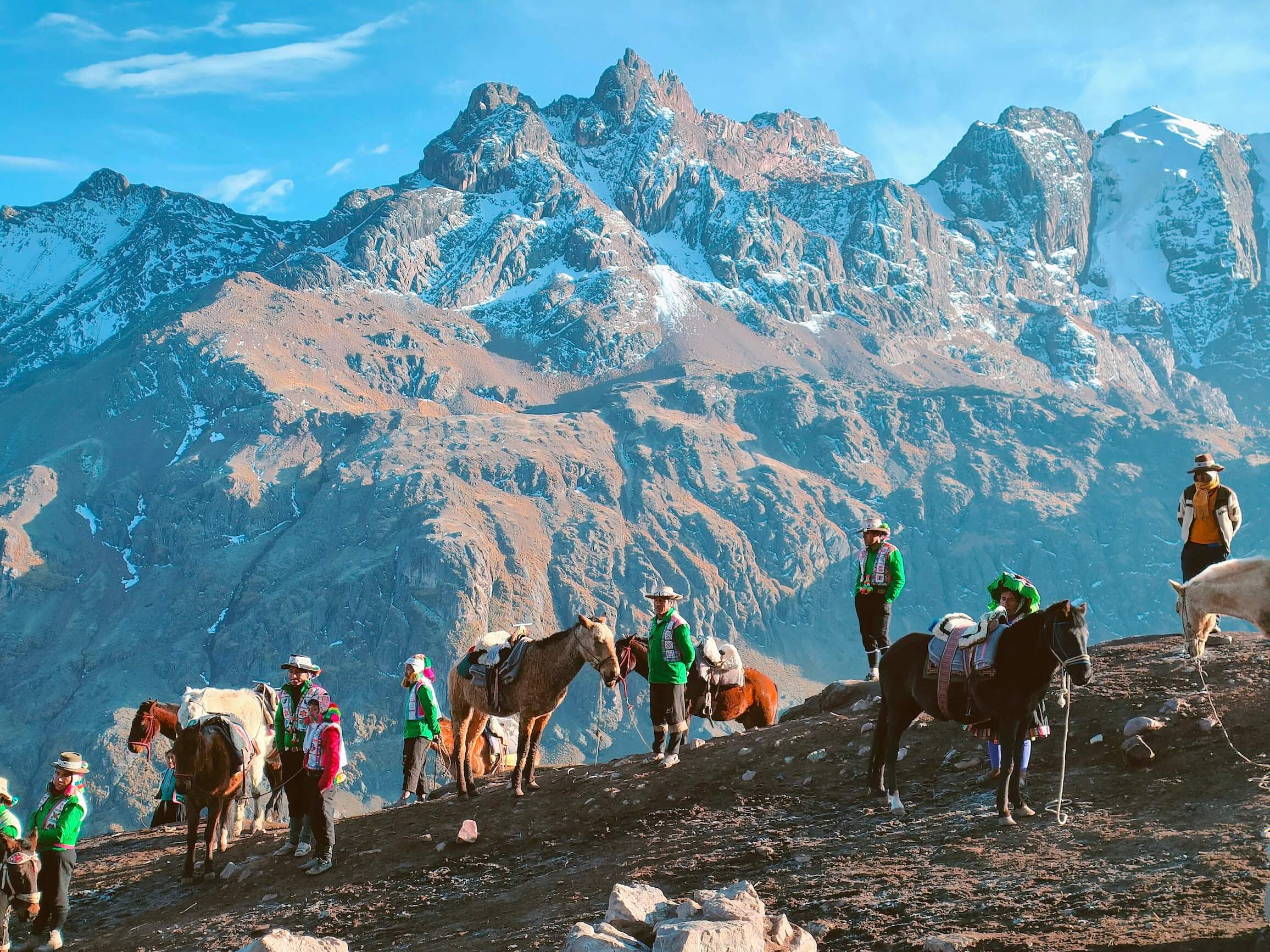 You can ride a horse to the start of the steep ascent, which is almost 70% of the way. The horses here are very funny and shaggy, as if they have adapted to the local climate. The horse guides, both women and men, are dressed in national costumes.