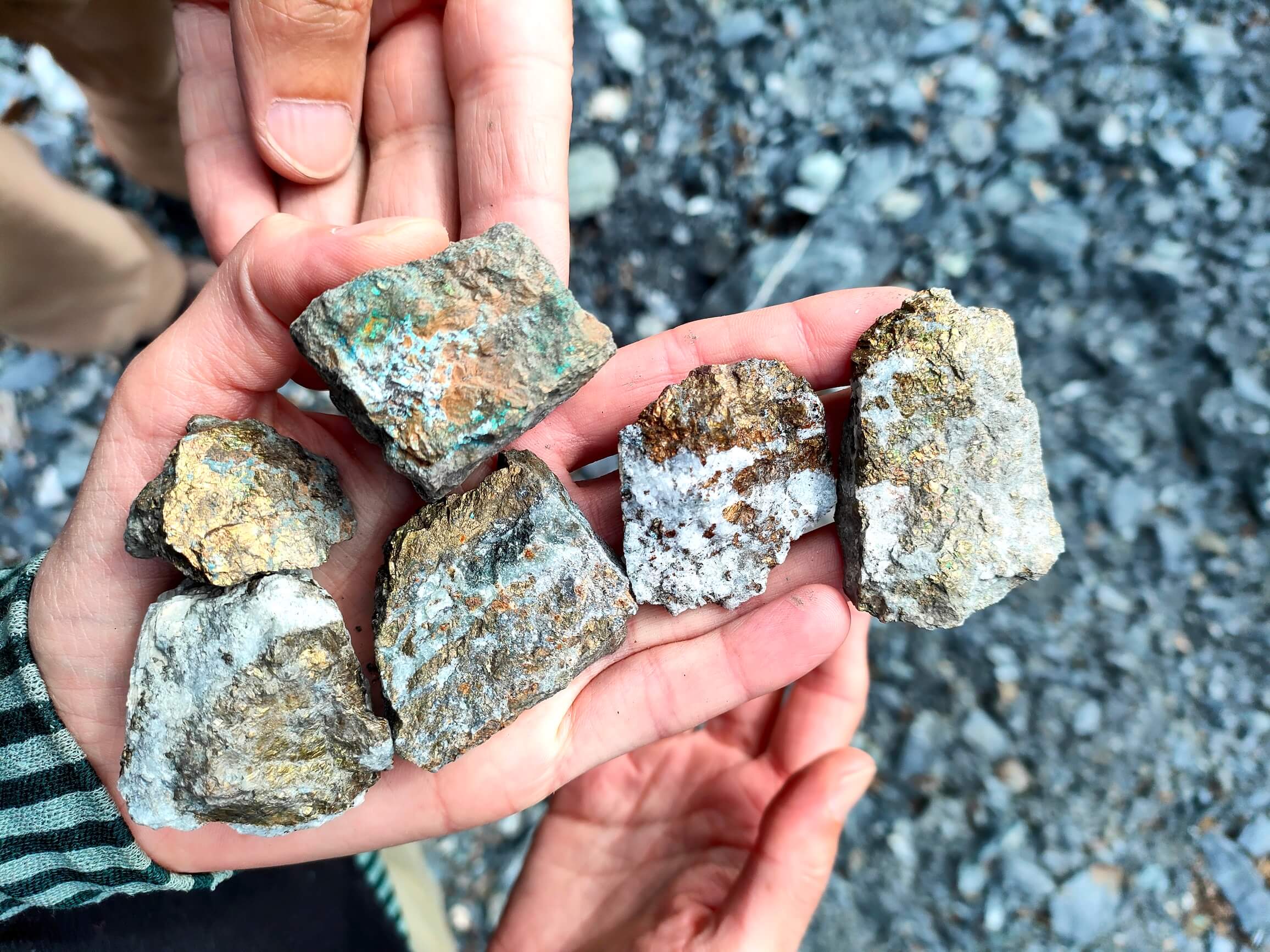 There are many beautiful pebbles underfoot. The photo doesn’t show how colorful they are — golden layers, bright green, and even a little purple.