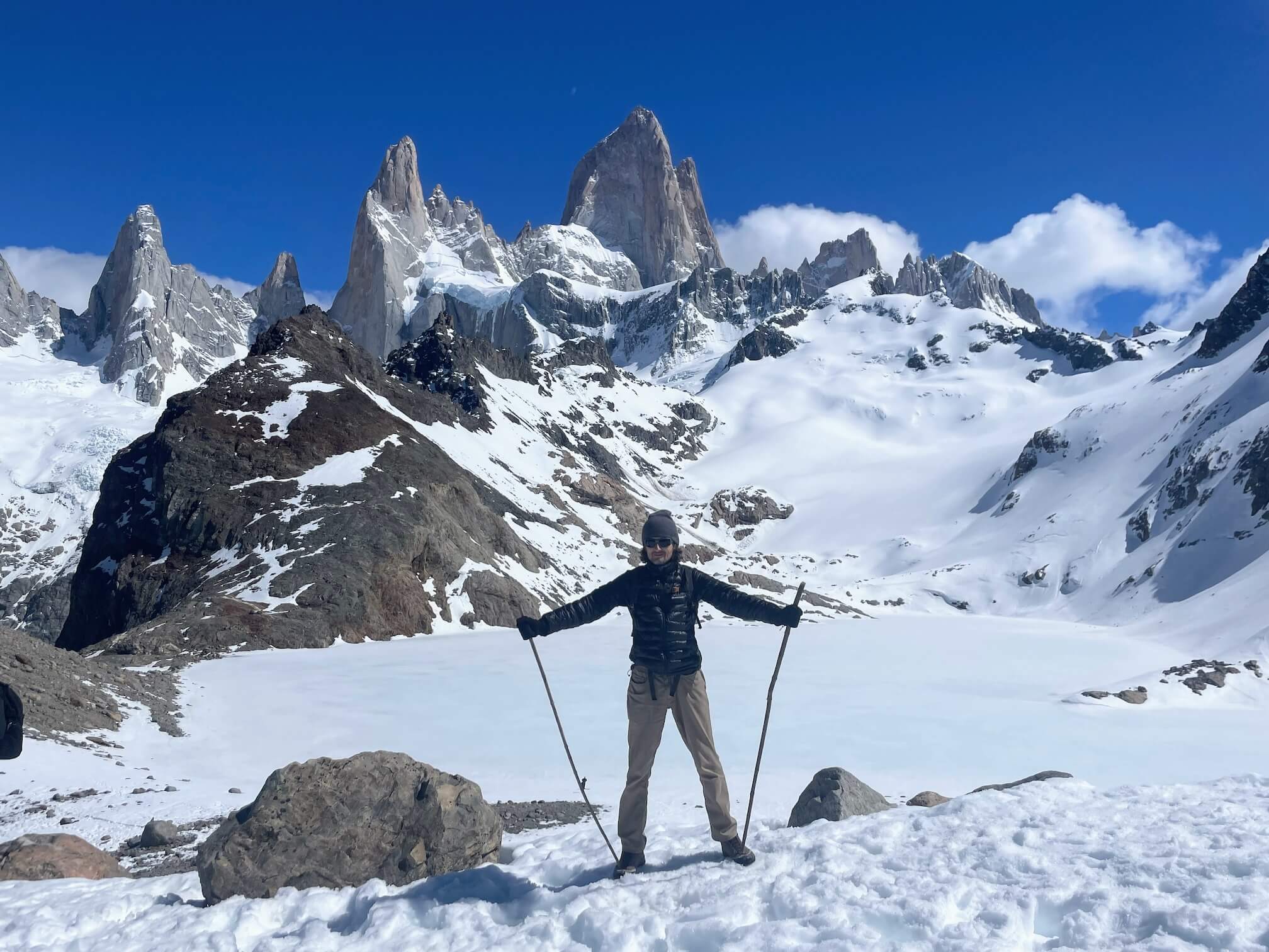 На фото не дуже видно, але за Сержиком озеро Laguna de los Tres. Зараз воно ще досі вкрите льодом. Влітку воно гарного бірюзового кольору.