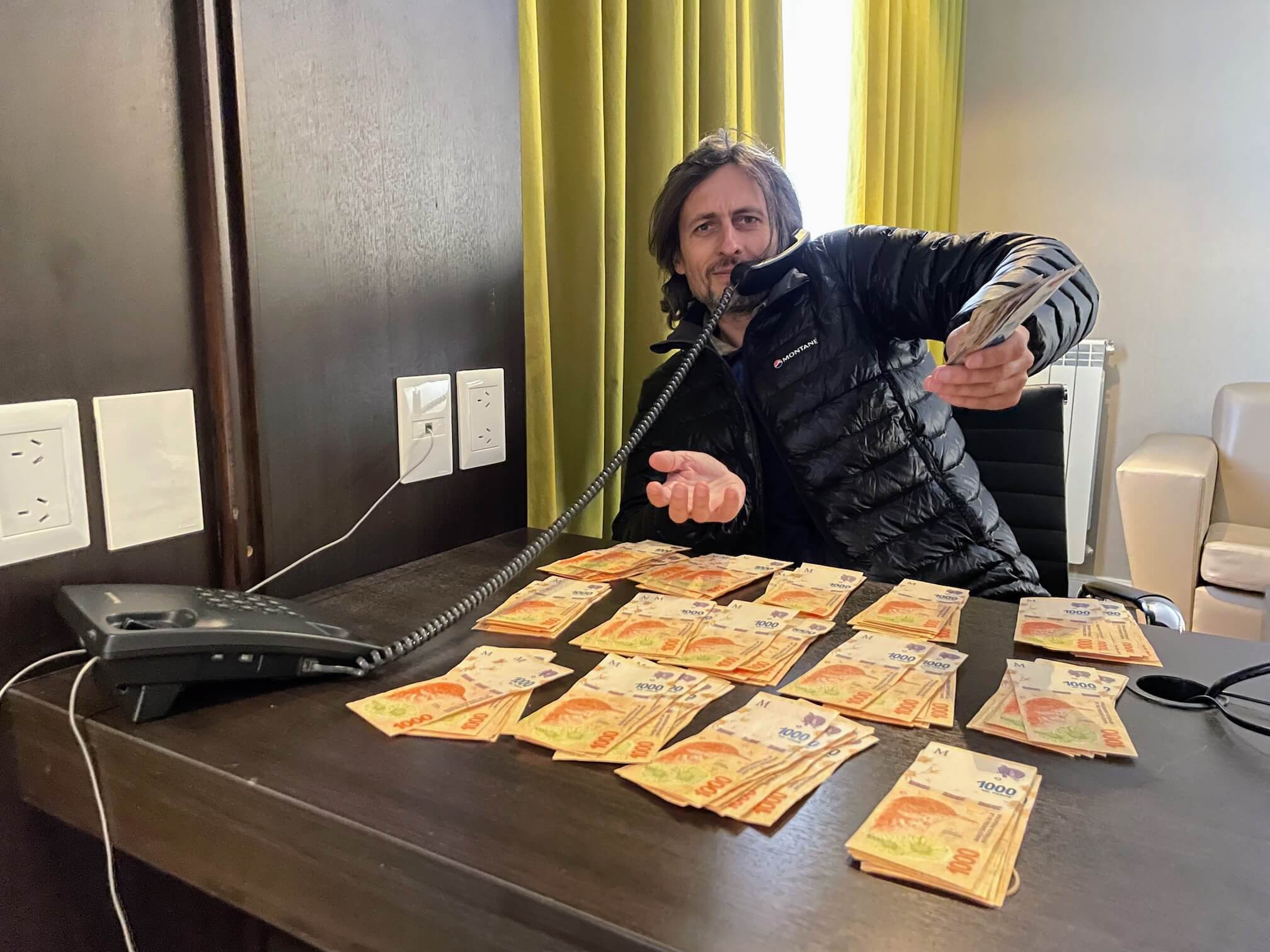 Сержик перераховує гроші, які ми поміняли в обміннику (100 купюр по 1000 песо).Він був так схожий на бандита з фільму. Обмін доларів в Аргентині справді нагадує щось дуже нелегальне...
