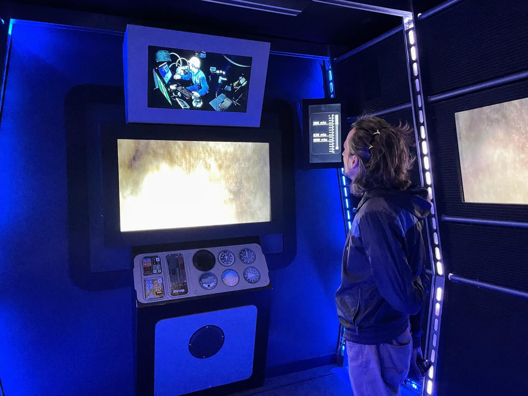 Inside the museum there is a cool drilling rig simulator — a small room where it shakes really, really hard.