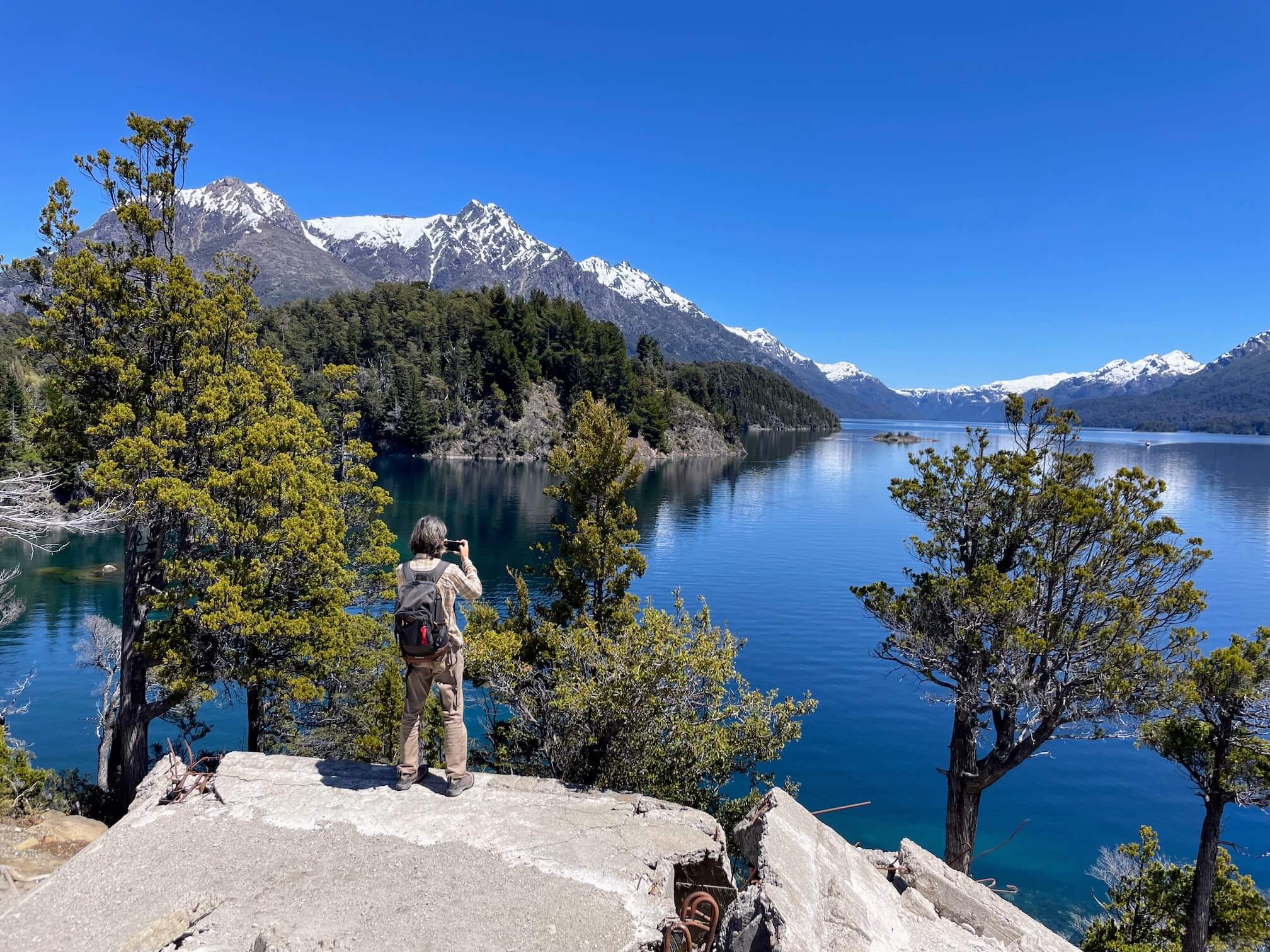 The second stop at the lookout point with a very beautiful view of the lake. The scenery here is wonderful...