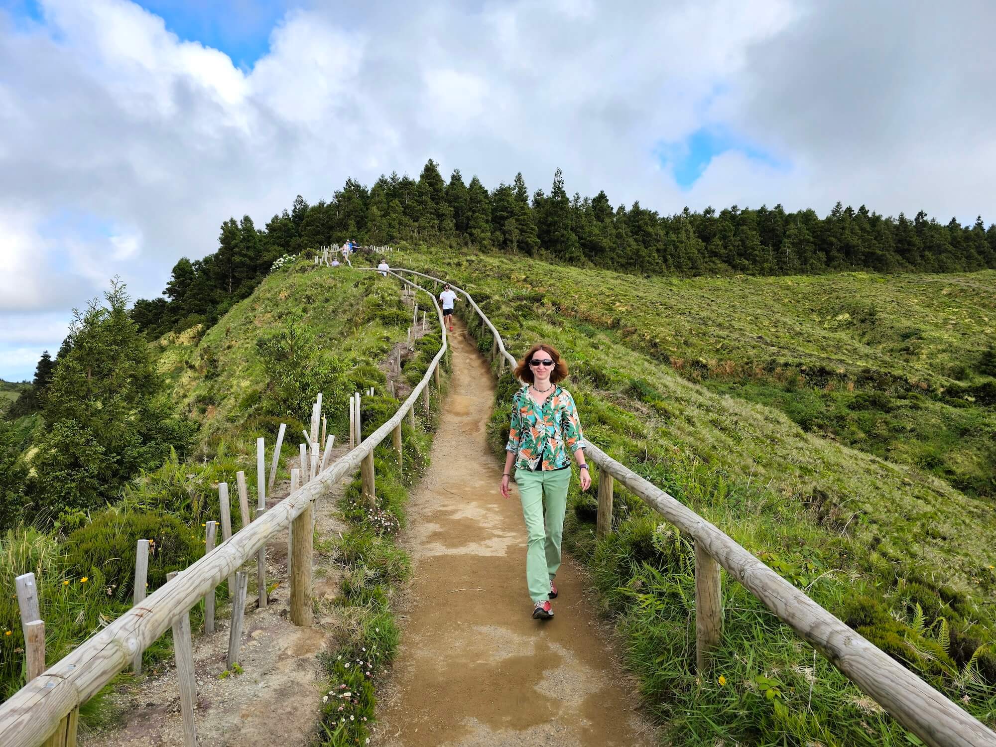 Trail to the Miradouro Grota do Inferno viewpoint.