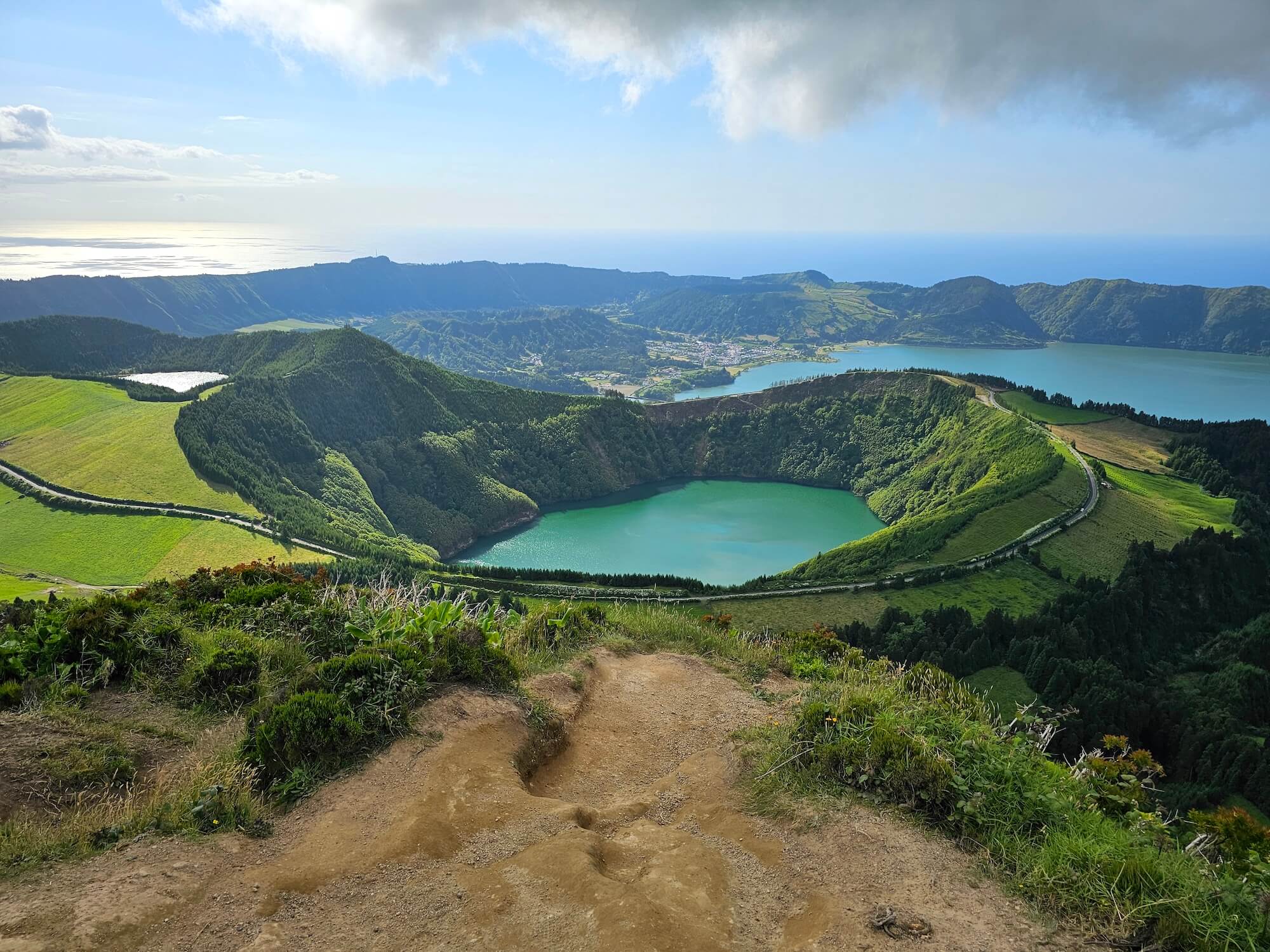 But besides Sete Cidades, you can see a smaller emerald lake in the crater. It was very beautiful there. But if it weren’t for the crowd... It would have been even better.