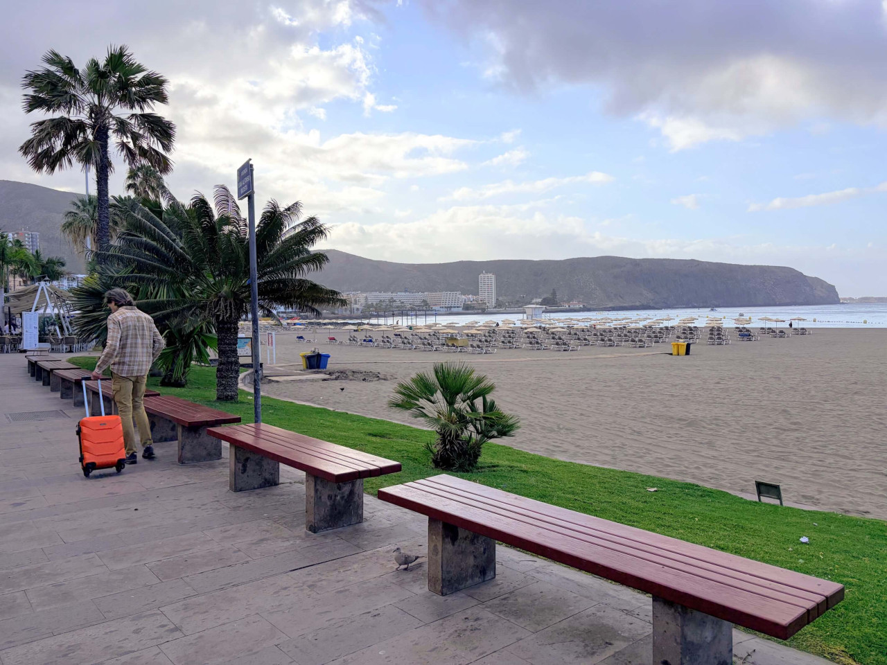 The waterfront. Looking for coffee. At this hour, most cafés are still closed. And there isn’t a soul on the beach.