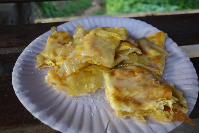 Блин по-тайски, внутри с яйцом, полит сгущенкой.